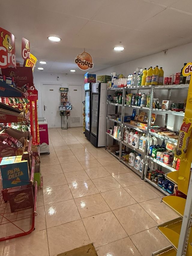 se traspasa tienda de alimentación en dos hermanas