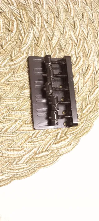 Puente de bajo 5 cuerdas clásico. Negro