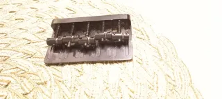 Puente de bajo 5 cuerdas clásico. Negro