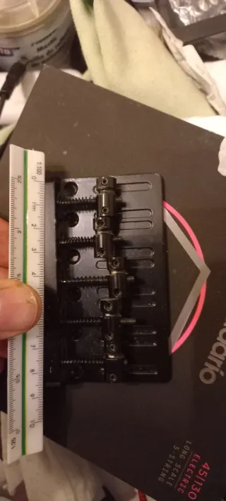 Puente de bajo 5 cuerdas clásico. Negro