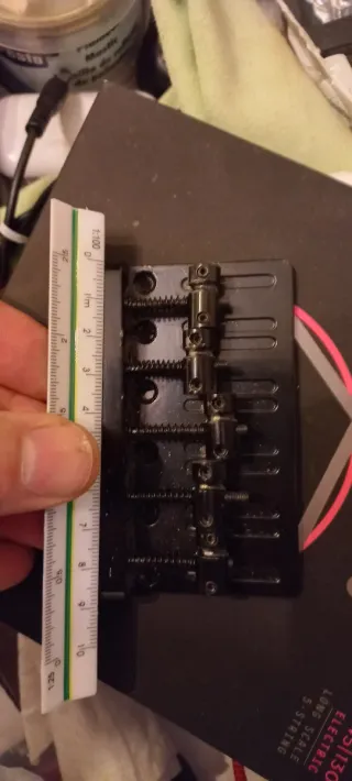 Puente de bajo 5 cuerdas clásico. Negro