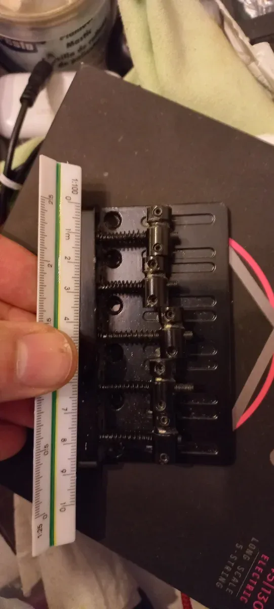 Puente de bajo 5 cuerdas clásico. Negro