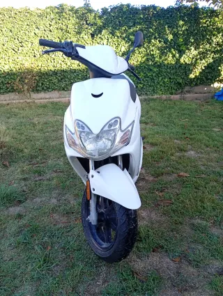 Yamaha Jog RR Blanca