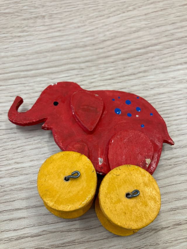 Elefante de madera con ruedas juguete antiguo