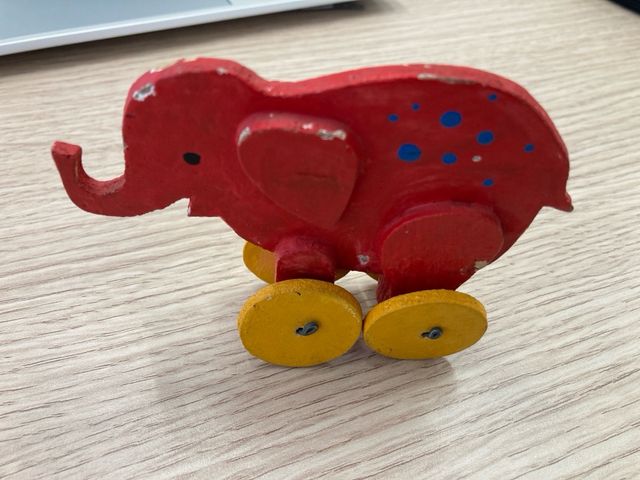 Elefante de madera con ruedas juguete antiguo