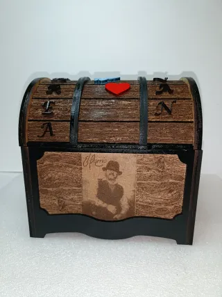 Cofre de madera decorado
