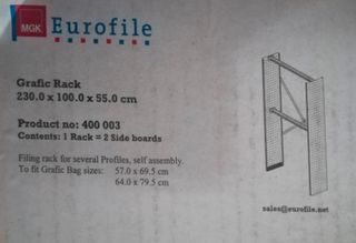 Estantería vertical con carpetas colgantes