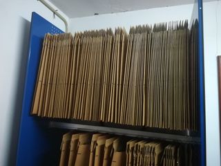 Estantería vertical con carpetas colgantes