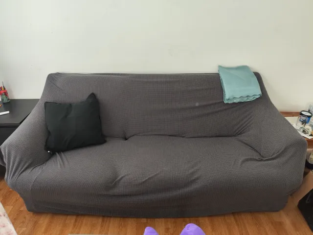 Sofá amarillo con funda gris, tres plazas 