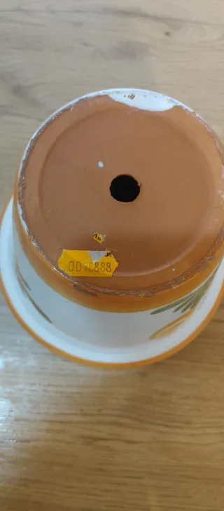 Maceta de cerámica decorada con flores