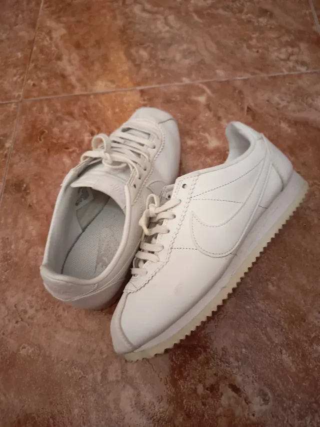 DEPORTIVAS NIKE DE PIEL 
MUJER