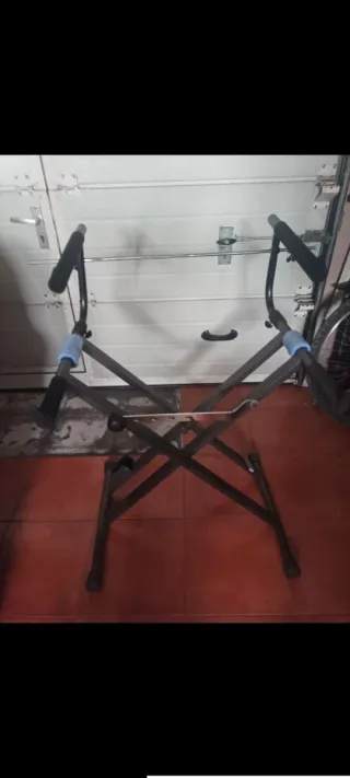 Soporte para dos teclados o pié de teclados doble