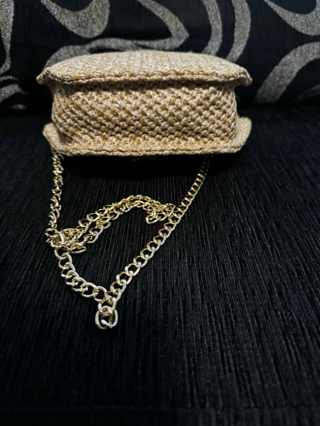 Bolso hexagonal tejido con cadena dorada