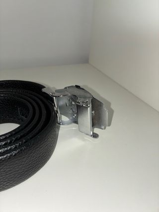 Cinturón de hombre con hebilla plateada