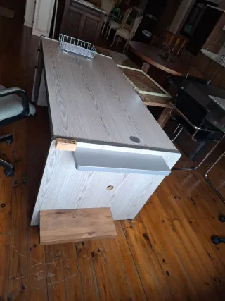 Escritorio de madera y metal
