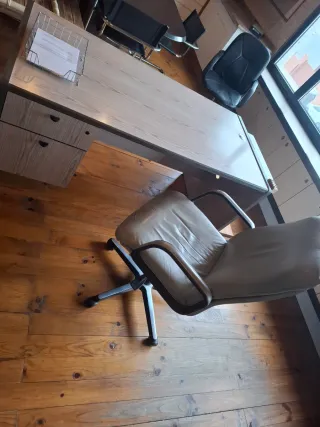 Escritorio de madera y metal