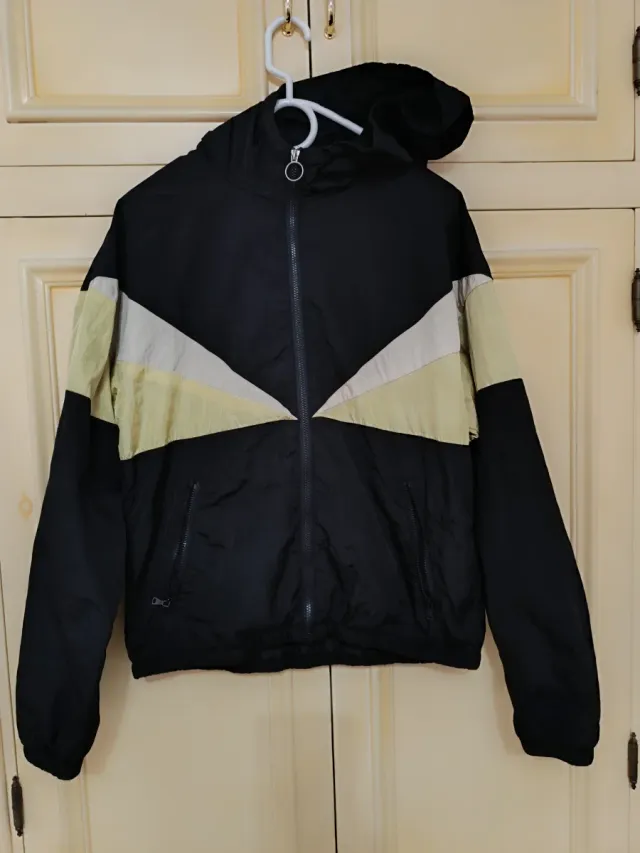 Cortavientos con capucha y cremallera