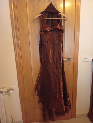Vestido de fiesta marrón y dorado