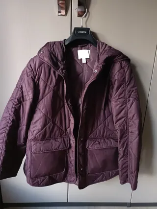 Chaqueta H&M color vino acolchada