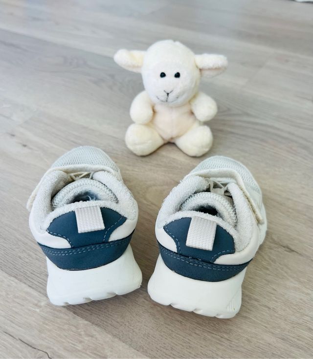 Zapatillas bebé talla 22 H&M