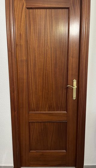 Puertas madera marrón. 40€ la unidad.