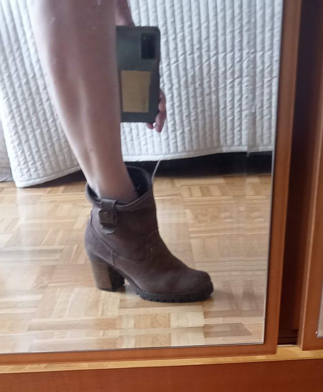 Stivaletti marroni in pelle scamosciata