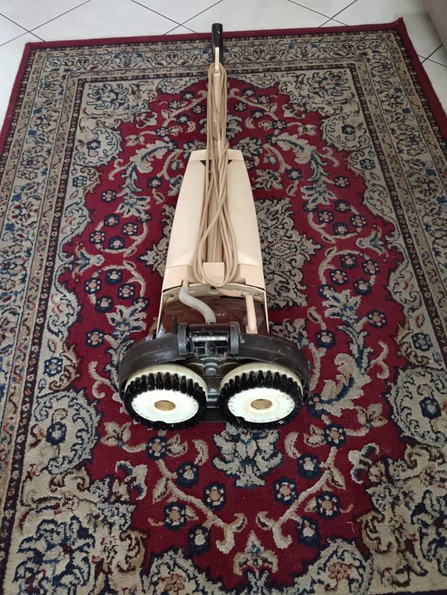 Aspirapolvere e lucidatrice bianco