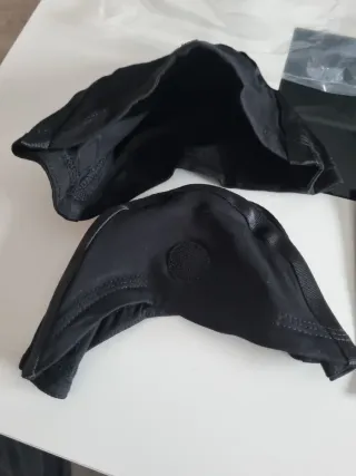 Protección bajo casco moto