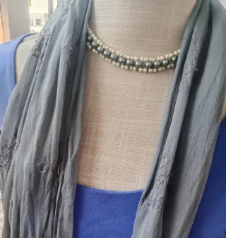 Collar Perlas + regalo pañuelo bordado gris 