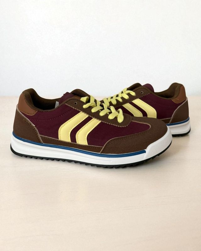 Zapatillas deportivas marrones y granates