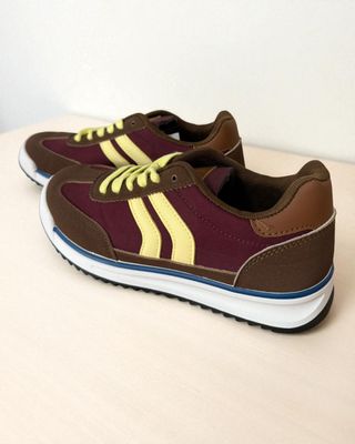 Zapatillas deportivas marrones y granates