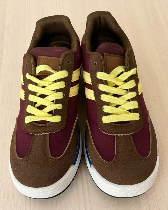 Zapatillas deportivas marrones y granates