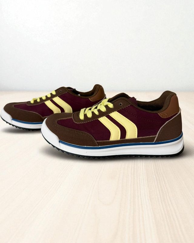 Zapatillas deportivas marrones y granates