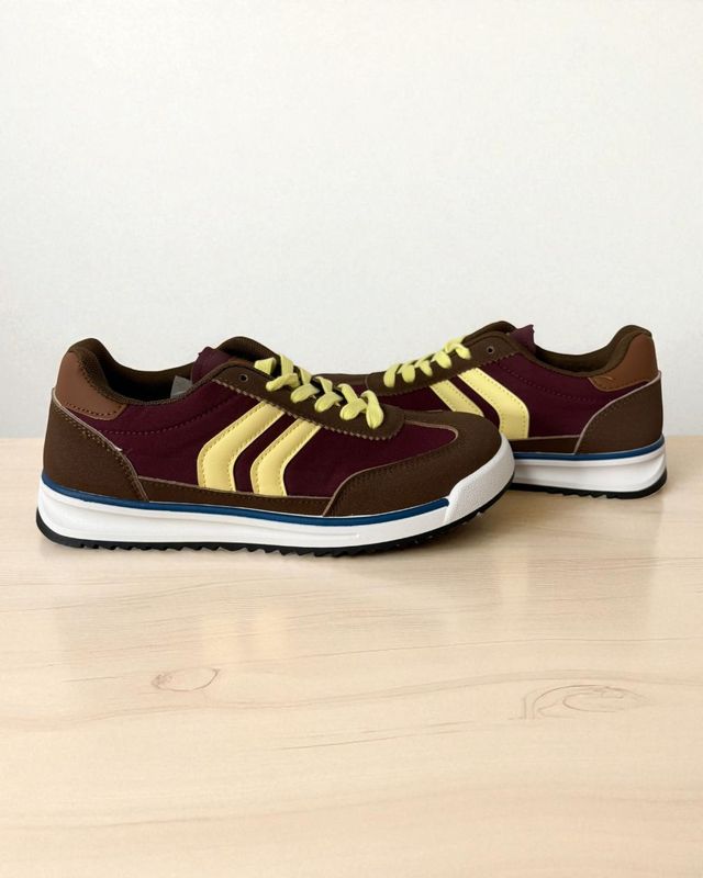 Zapatillas deportivas marrones y granates