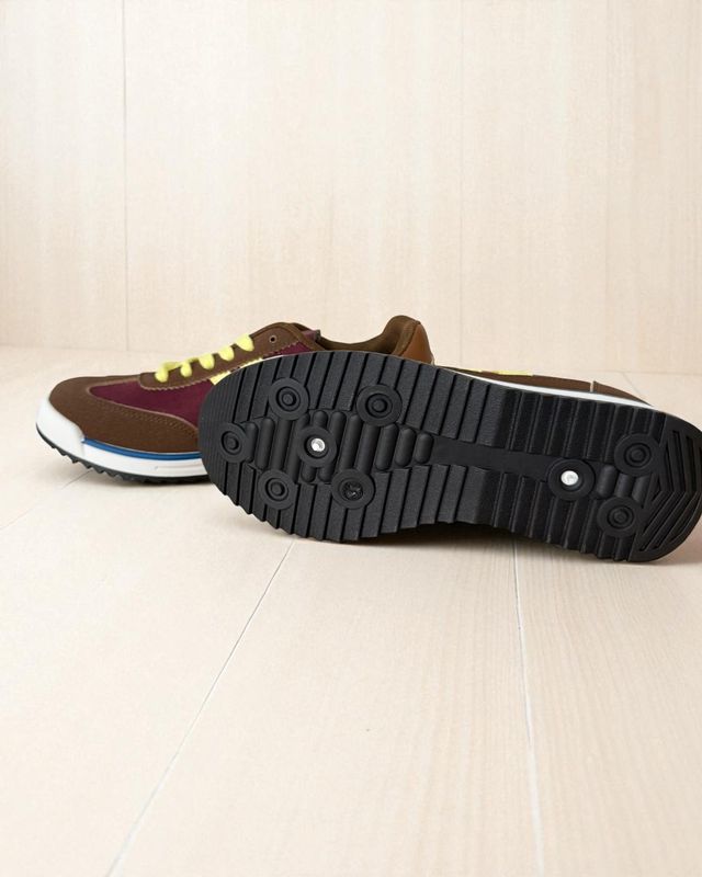 Zapatillas deportivas marrones y granates
