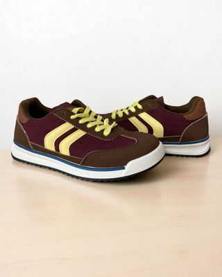 Zapatillas deportivas marrones y granates