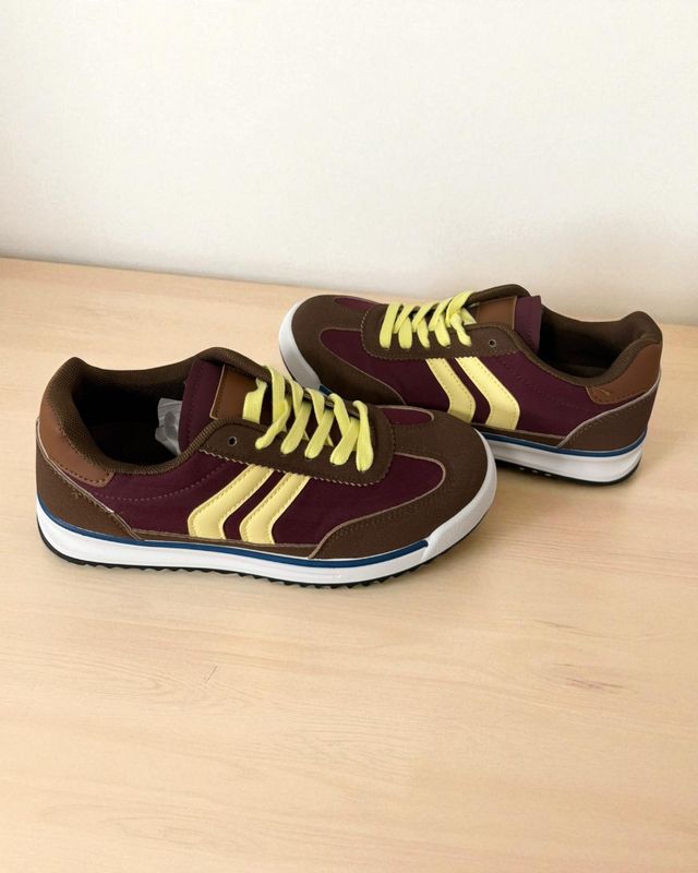 Zapatillas deportivas marrones y granates