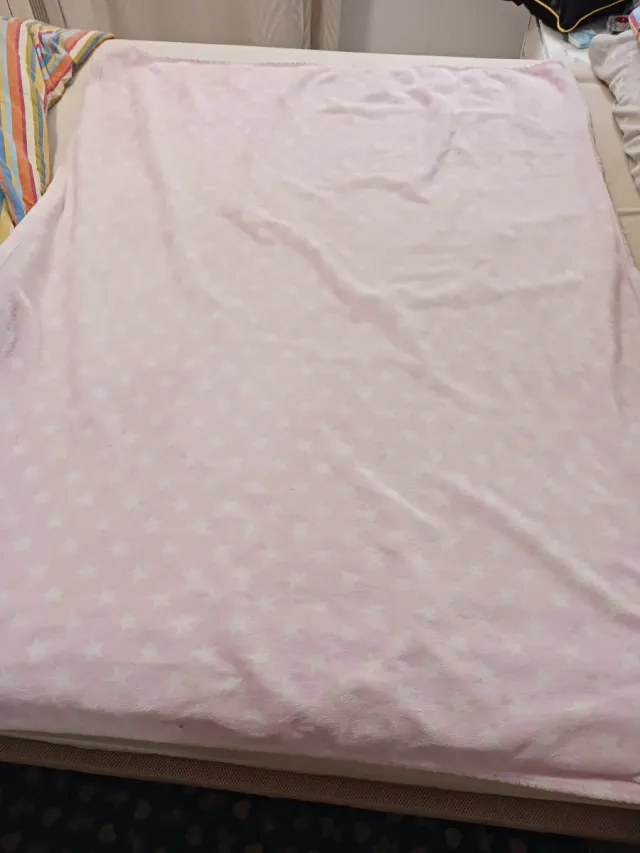 Manta rosa con estrellas blancas