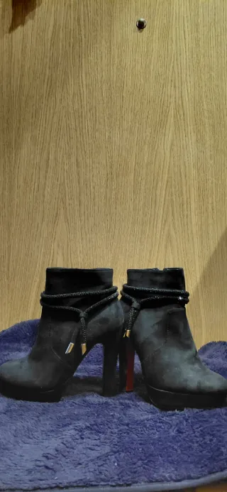 Botines negros suela roja sin estrenar