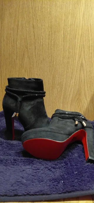 Botines negros suela roja sin estrenar