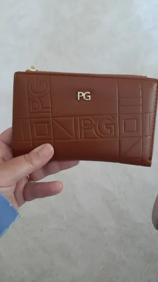 Cartera PG Marrón con Logo Grabado