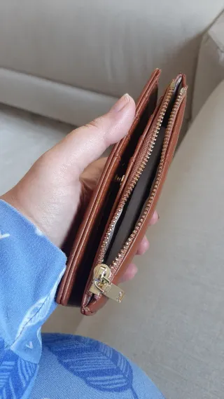Cartera PG Marrón con Logo Grabado