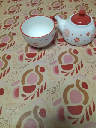 Teiera e tazza in ceramica