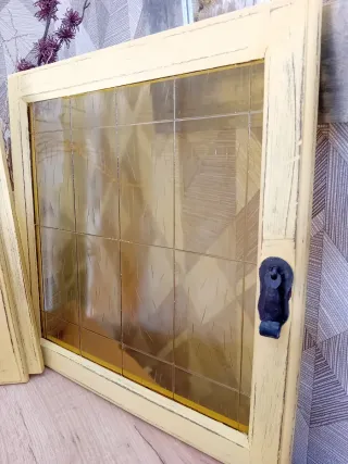 Finestre antiche in legno con vetro ambrato