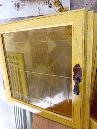 Finestre antiche in legno con vetro ambrato