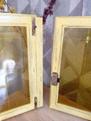 Finestre antiche in legno con vetro ambrato