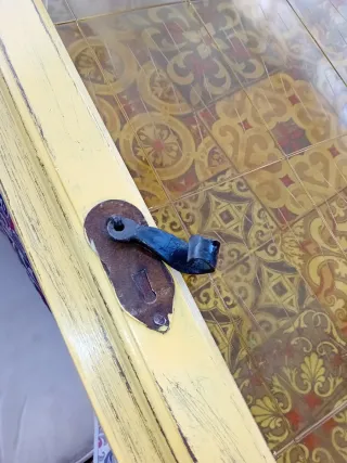 Finestre antiche in legno con vetro ambrato