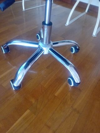 Silla de oficina ergonómica negra