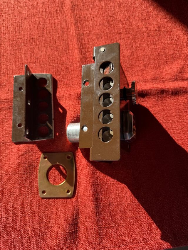 Cerradura de metal marrón con bombín