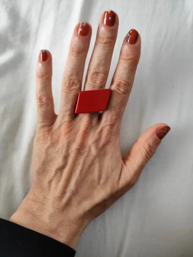 Anillo de madera rojo